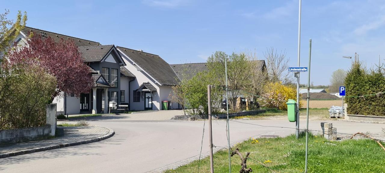 Wolfis Appartement Neusiedl an der Zaya Ngoại thất bức ảnh